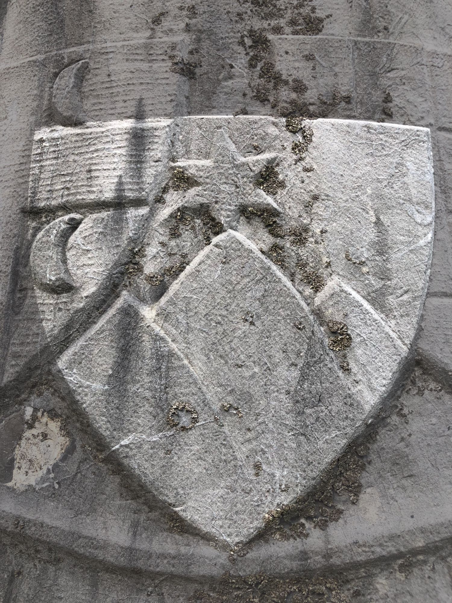 Plečnikovo Marijino znamenje na Bledu iz leta 1934, ki stoji pred župnijsko cerkvijo sv. Martina. Foto: Aleksander Hribovšek, 2019.