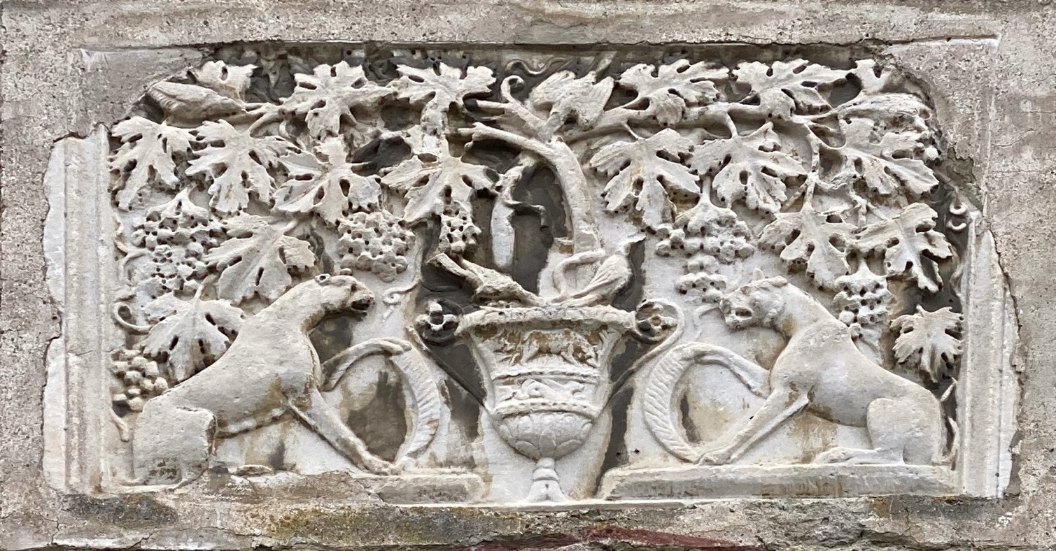 Antični kamen s panterjema in rogom izobilja je vzidan nad vhodom cerkve Gospe Svete in naj bi izviral iz 2. stoletja.