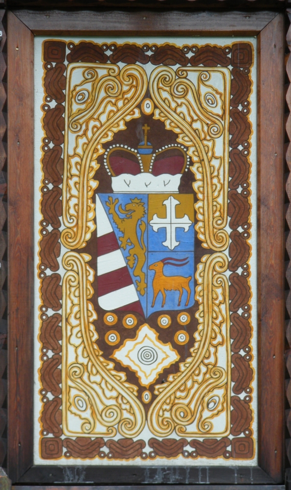 Grb Primorske brez Trsta (Goriška, Gradiščanska in Istra) na fasadi spominske cerkve Svetega Duha na Javorci iz leta 1916. Foto: Aleksander Hribovšek, 2010.