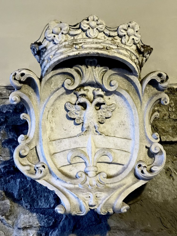 Tržaški grb, ki je vzidan v veži vhoda gradu sv. Justa iz leta 1719. Foto: Aleksander Hribovšek, 2025.